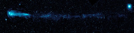 Premenná hviezda Mira v súhvezdí Veľryba s chvostom materiálu, ktorý za sebou zanecháva.